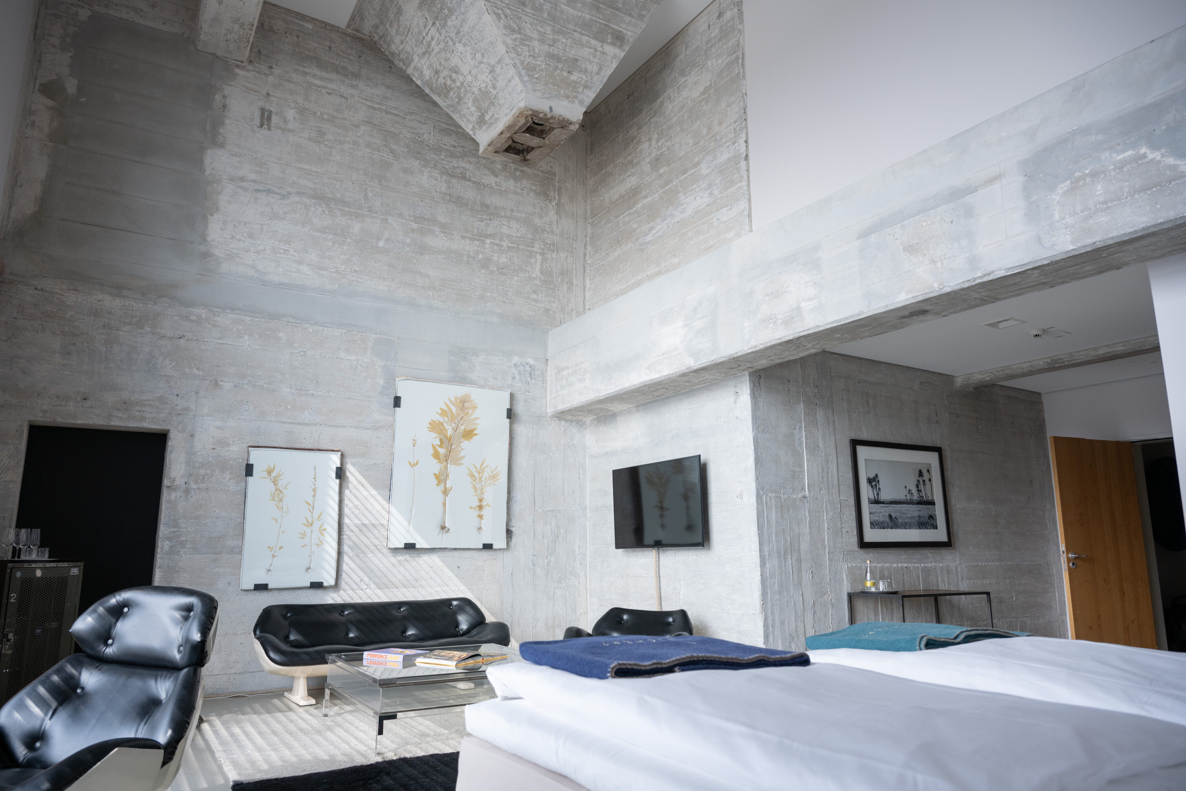 Hotelzimmer im Speicher 7 in Mannheim. Sichtbetonwände in einen hohen Raum