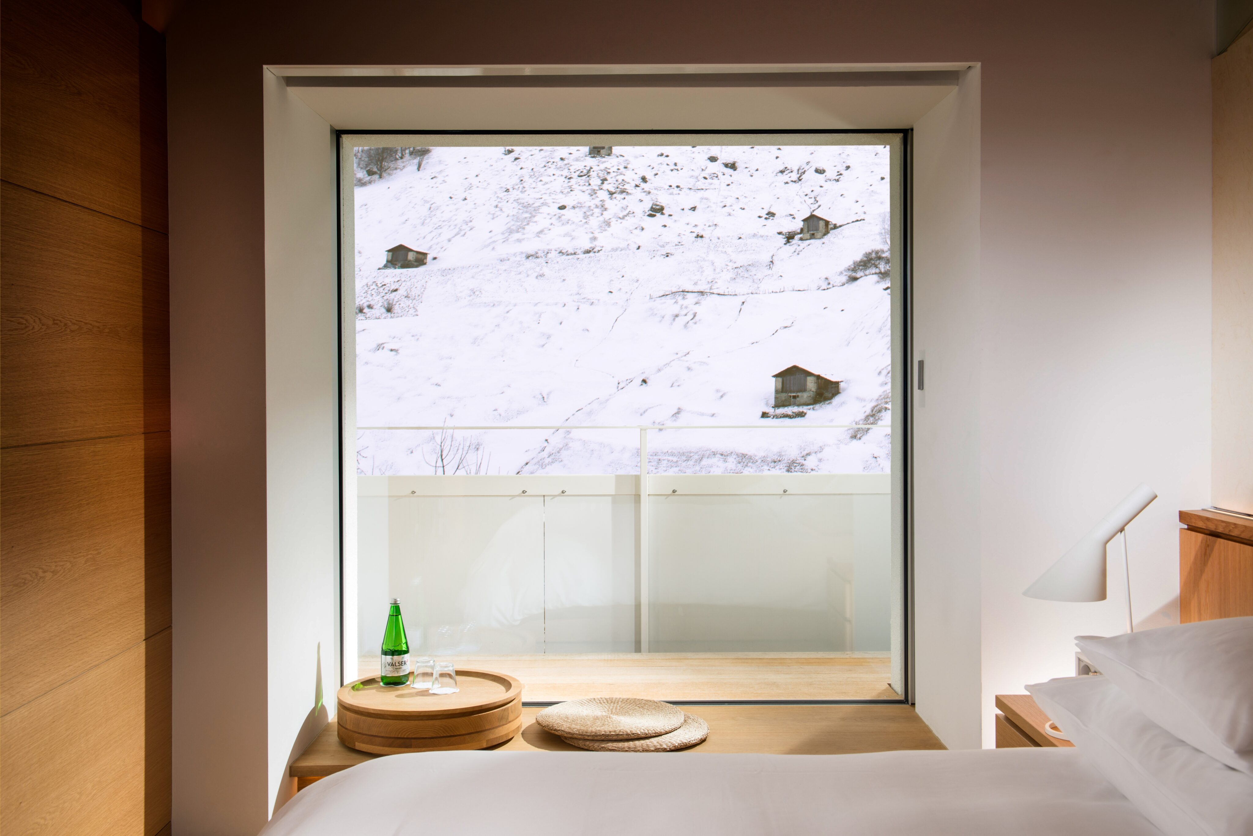 Marian D. Wensky von WENSKY Immobilien mit hochwertiger Objektpräsentation und Designmagazin