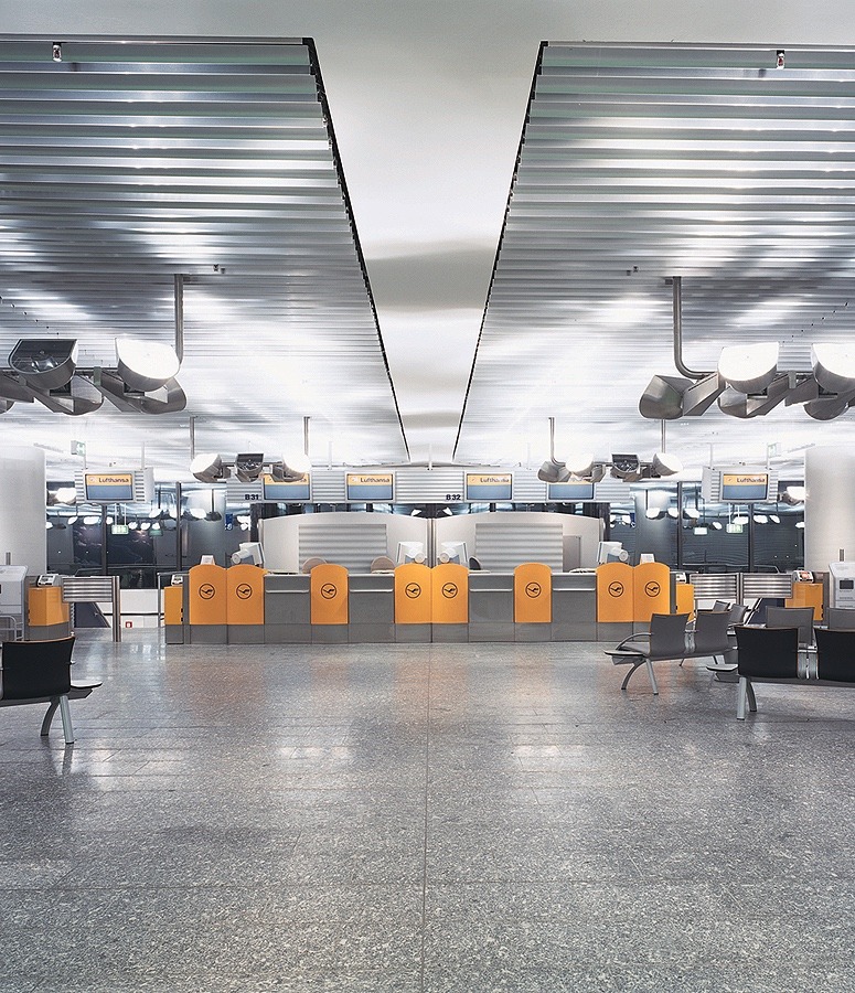 Von Hartmut Esslinger gestaltete Lufthansa-Counter mit heller Lamellendecke.