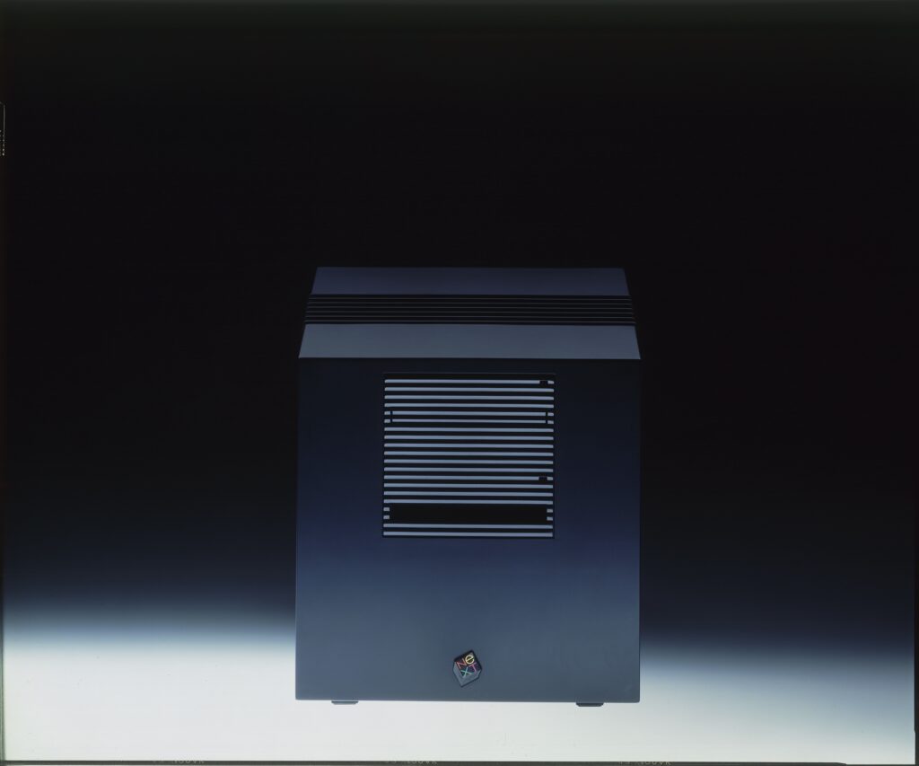 Schwarzer NeXT Cube im Design von Hartmut Esslinger und frog design.