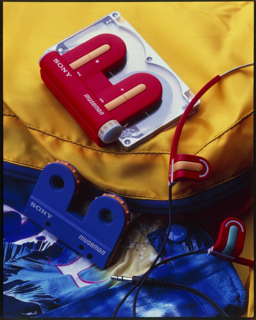 Sony Museman von Hartmut Esslinger mit Kopfhörern auf gelbem Rucksack.