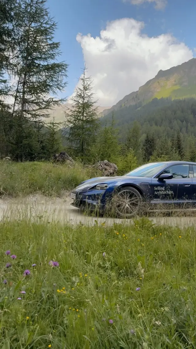 Da das Reel als Trailer funktioniert und zu deiner ruhigen, designorientierten Positionierung passen soll, würde ich den Text bewusst knapp und neugierig halten:

Manche Reisen verändern nicht den Ort, sondern den Blick.

Drei Tage. Hunderte Kilometer. Auf der Suche nach der stillen Form.
Nach Architektur, Landschaft und Gestaltung, die nicht laut sein müssen, um zu berühren.

Dies ist der Trailer zu einer Reise, die zeigt, warum manche Orte weit mehr sind als Gebäude.

Die stille Form. Bald.