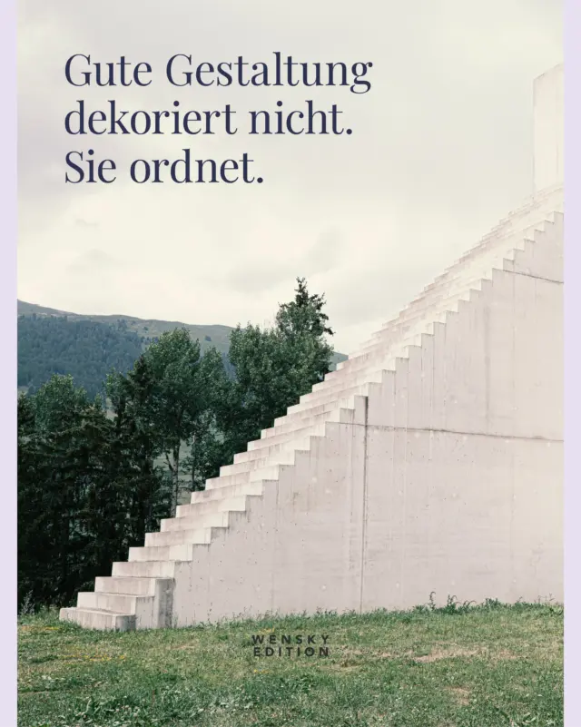 Reduktion bedeutet nicht, dass wenig gestaltet wurde.
Oft ist sie das Ergebnis besonders vieler genauer Entscheidungen.

Das gilt für Grafik, Architektur und auch für die Vermarktung besonderer Immobilien.

Ein Haus wird nicht automatisch begehrlicher, wenn man mehr Effekte, mehr Adjektive und mehr vermeintlichen Luxus hinzufügt.

Zuerst muss sichtbar werden, was diesen Ort wirklich trägt.
Gute Inszenierung legt keine fremde Geschichte über ein Gebäude.

Sie macht seine vorhandene Qualität lesbar.

Fotografie: @clausgeiss

#Designkultur #Architektur #Immobilienvermarktung #SellingArchitecture