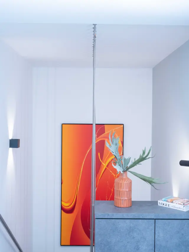 Dieses Haus lebt nicht von einer einzelnen großen Geste.

Sondern von der Konsequenz, mit der Architektur, Materialien, Licht und Kunst zusammenspielen.

Eine stille Form von Qualität, die sich erst mit der Zeit erschließt.

#heidelberg #neuenheim #architektur #sellingarchitecture #design