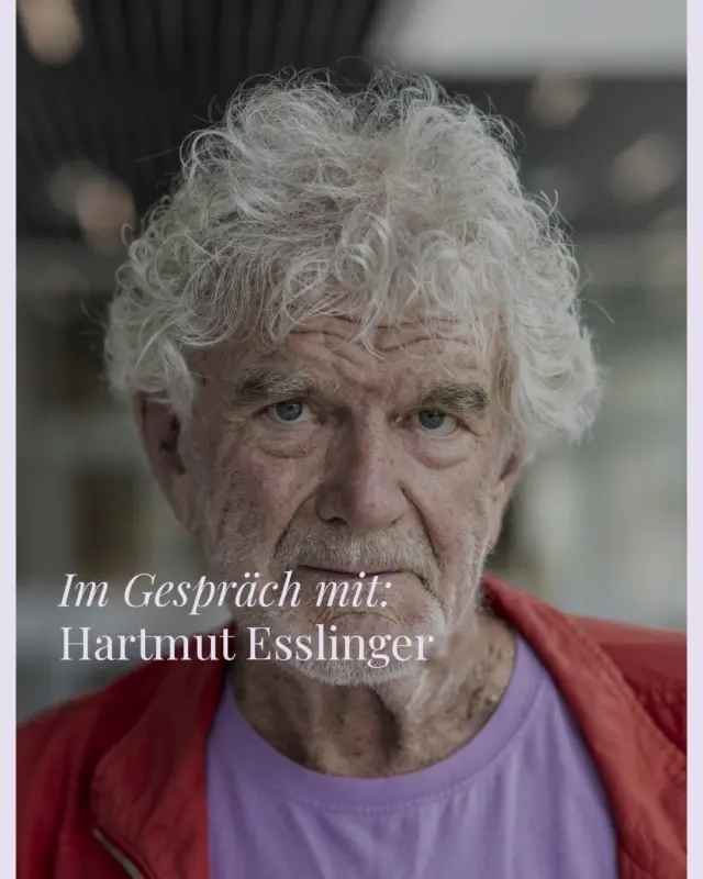 Im Gespräch mit: Hartmut Esslinger | Apple hatte eine große Idee. Aber noch keine erkennbare Produktfamilie.

Die Geräte wirkten technisch, kompliziert und uneinheitlich. Steve Jobs wollte daraus eine globale Marke für viele Menschen machen. Hartmut Esslinger und sein Team beantworteten diese Aufgabe nicht mit einem einzelnen Gehäuse, sondern mit einer Strategie: der Snow White Designsprache. So bekam Apple eine gemeinsame Identität. Die Form stand erst am Ende dieser Entwicklung.

Welche Produktgestaltung hat für euch eine Marke unverwechselbar gemacht?

Das vollständige Interview findet ihr im WENSKY Magazin auf wensky-immobilien.de.

Fotos: Helmut Fricke, frogdesign, Marian D. Wensky

#HartmutEsslinger #frogdesign #AppleDesign #Industriedesign #WENSKYEdition