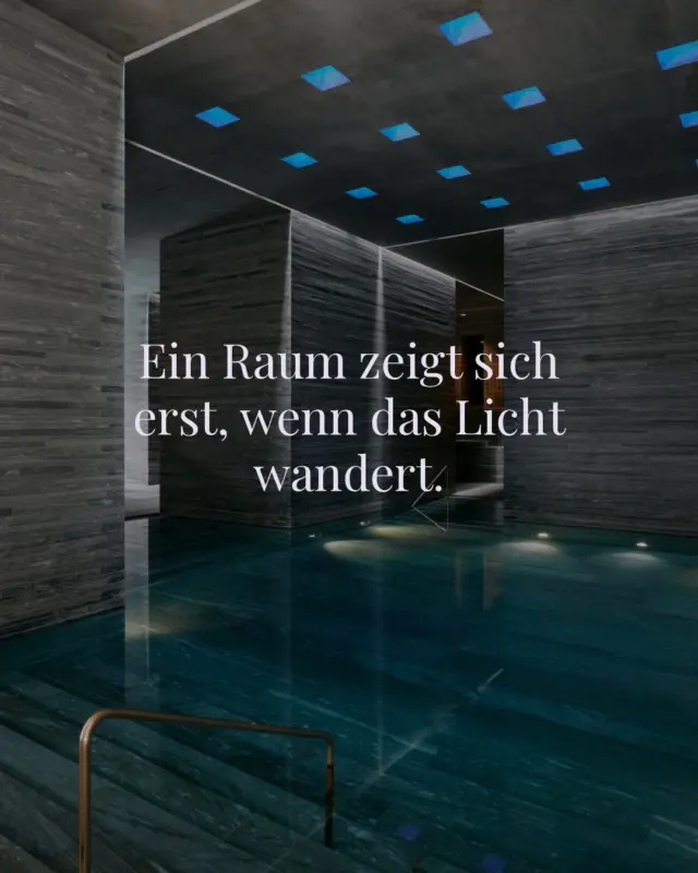 Ein Raum zeigt sich erst, wenn das Licht wandert.

Morgens anders als abends, im Winter anders als im Sommer. Ein gutes Haus hat für jede Stunde einen anderen Raum.

Foto: Julien L. Balmer / 7132 Hotel

#sellingarchitecture #wensky #architektur #tageslicht
